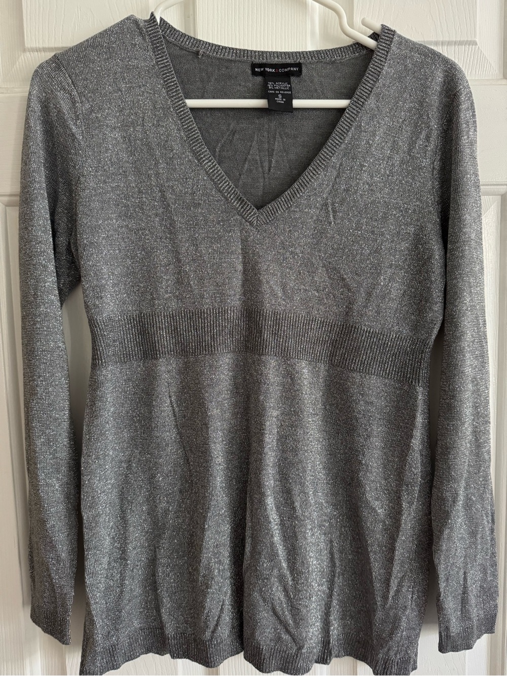 New York & Co Silver Shimmer Metallic Knit V-Neck Empire Waist Sweater S - Picture 3 of 5